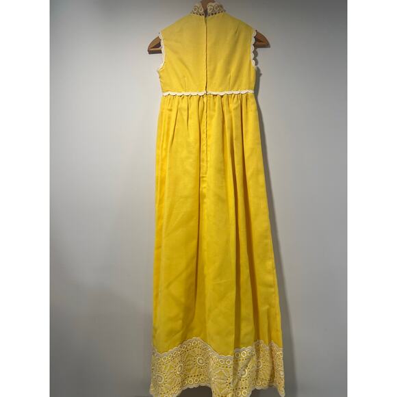 Vintage 1960s Yellow High Neck Column Dress w White Lace Contract Trim Small JL - Picture 9 of 12